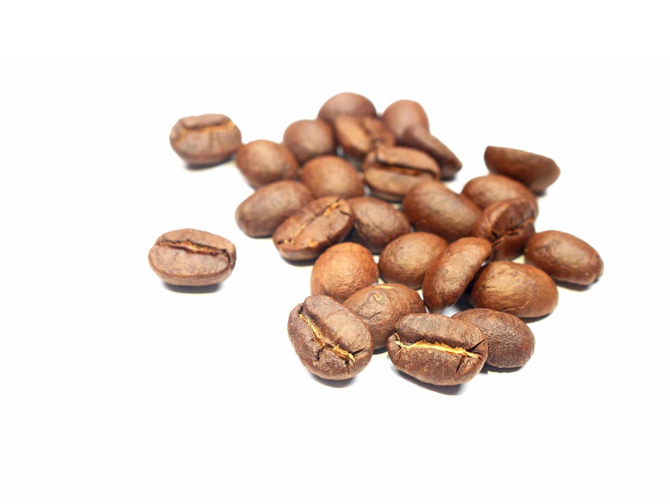 Close-up de granos de café en blanco foto