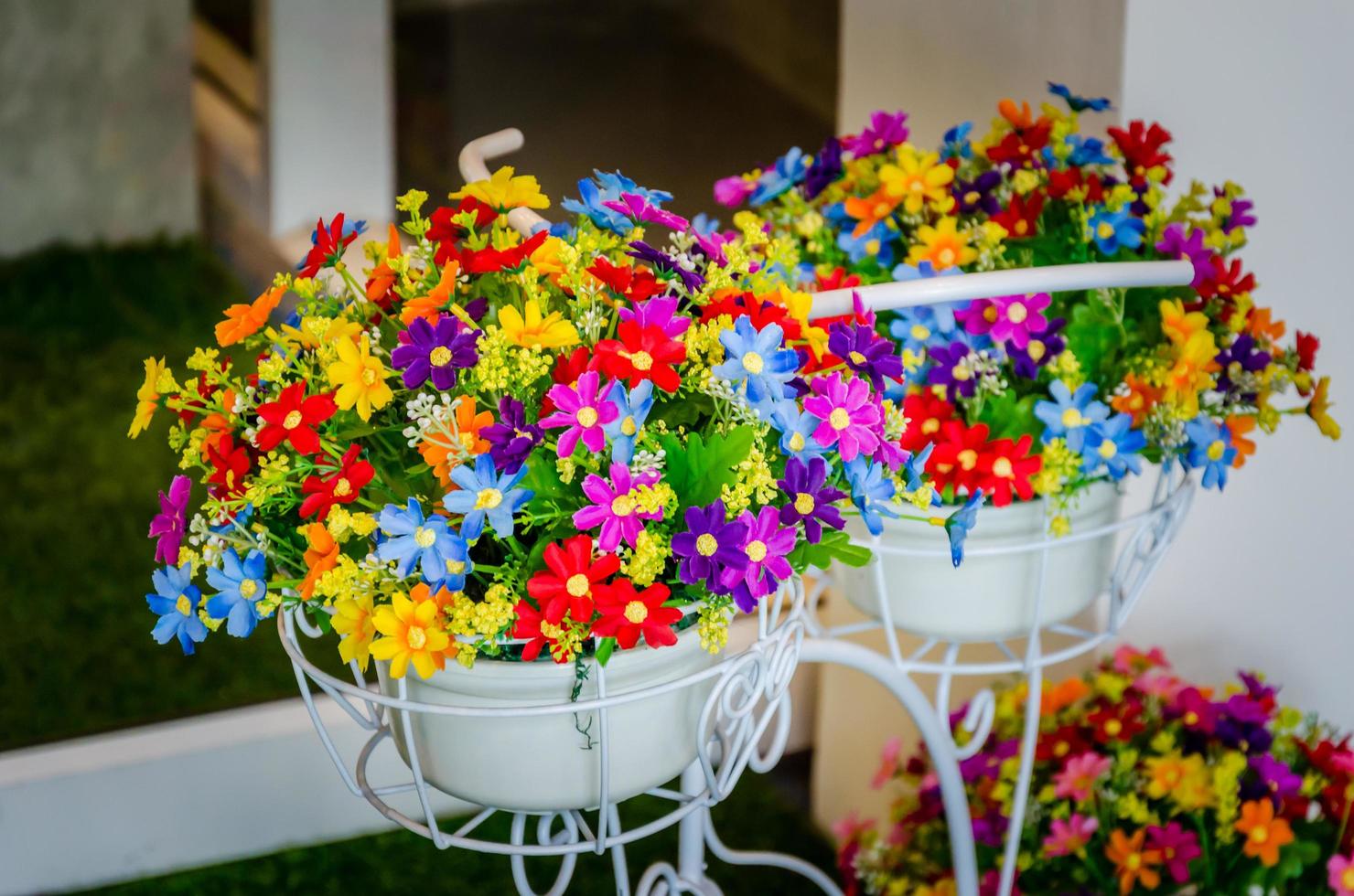 macetas de flores de primavera de colores en blanco foto