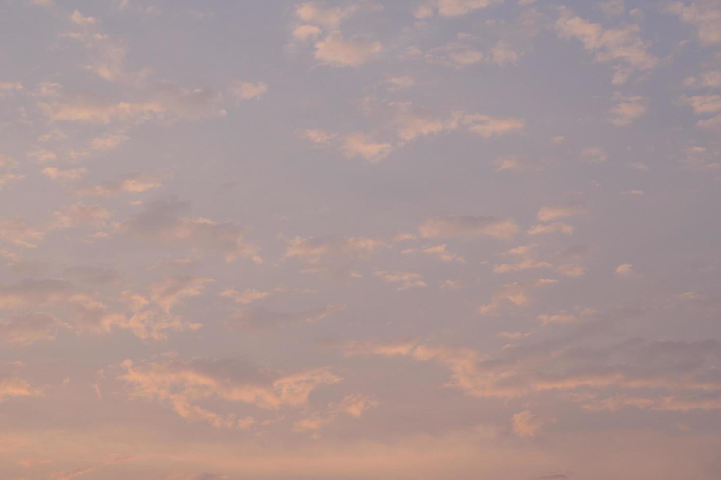 nubes en el cielo al atardecer foto