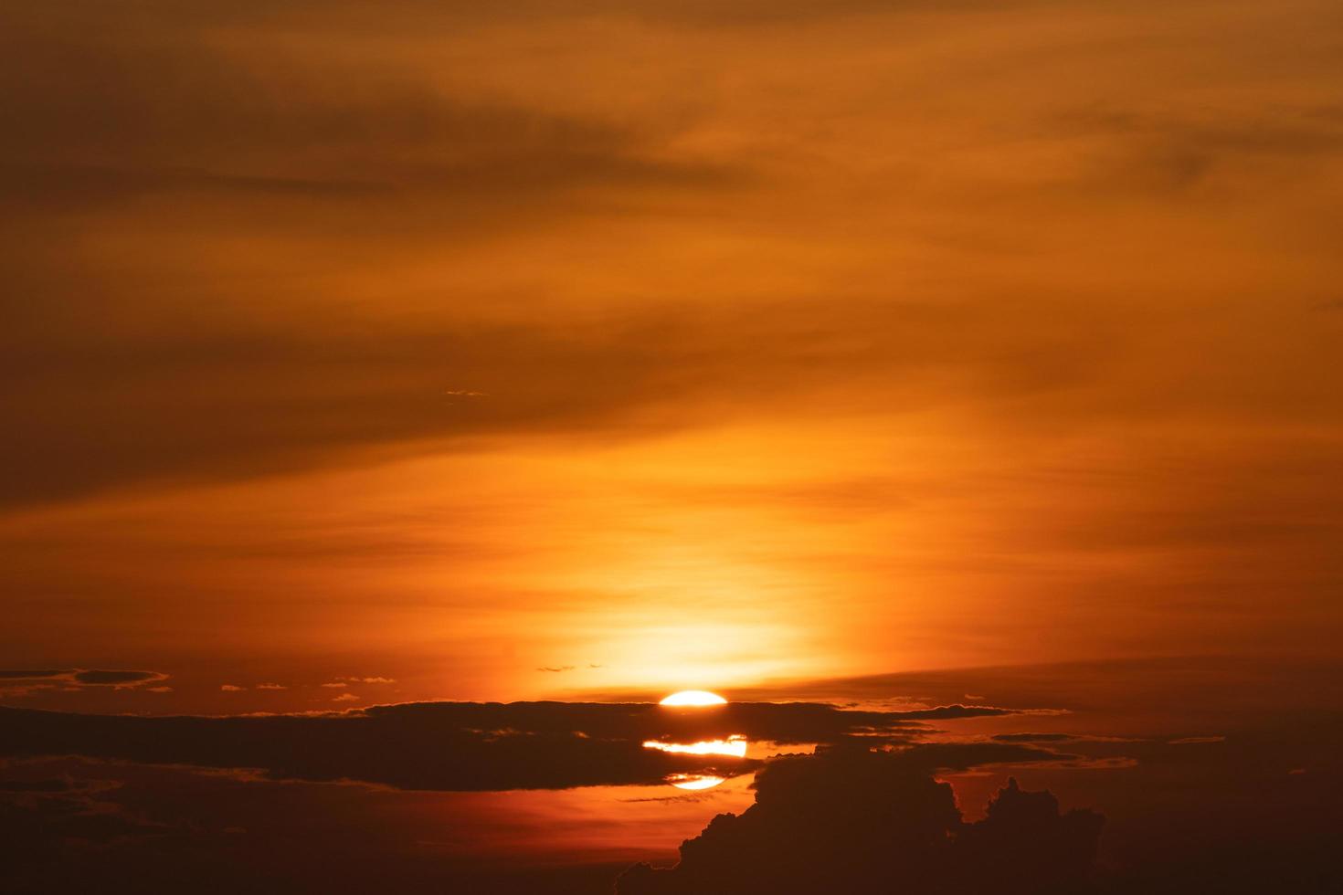 el sol al atardecer foto