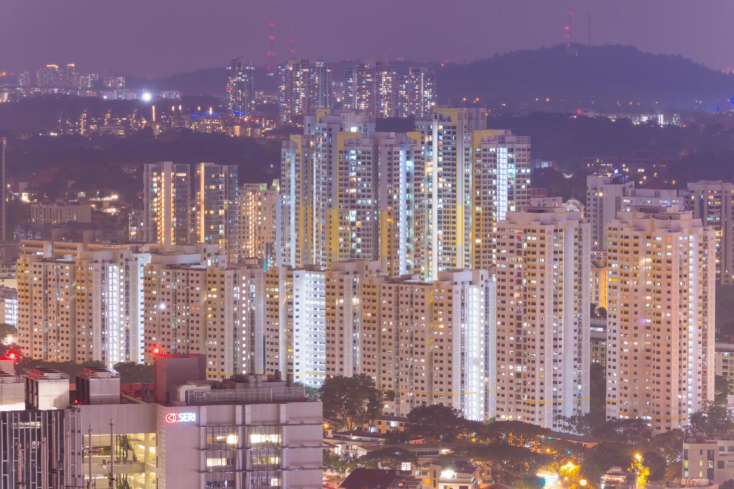 edificios de singapur en la noche foto