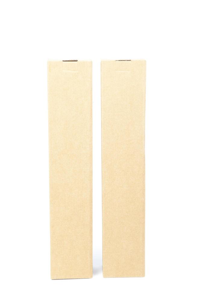 Cajas de cartón marrón sobre fondo blanco. foto