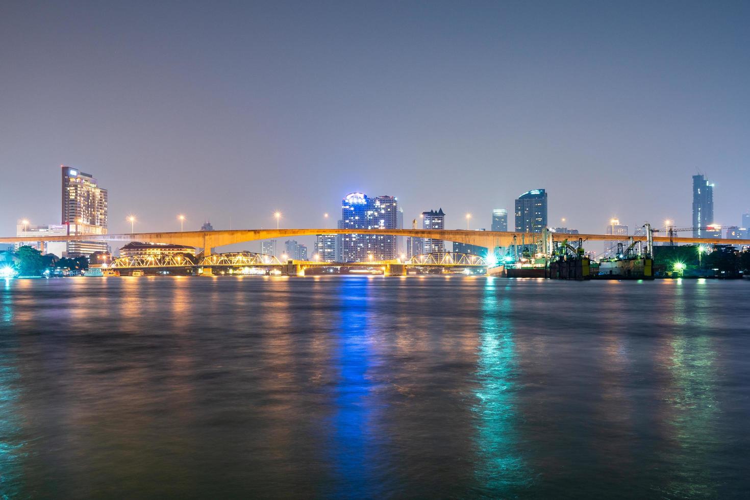 puente sobre el río en la ciudad de bangkok foto