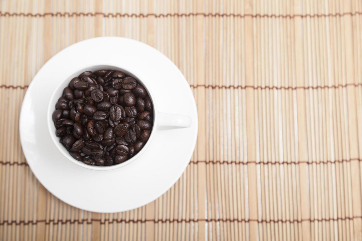 granos de café tostados en una taza foto