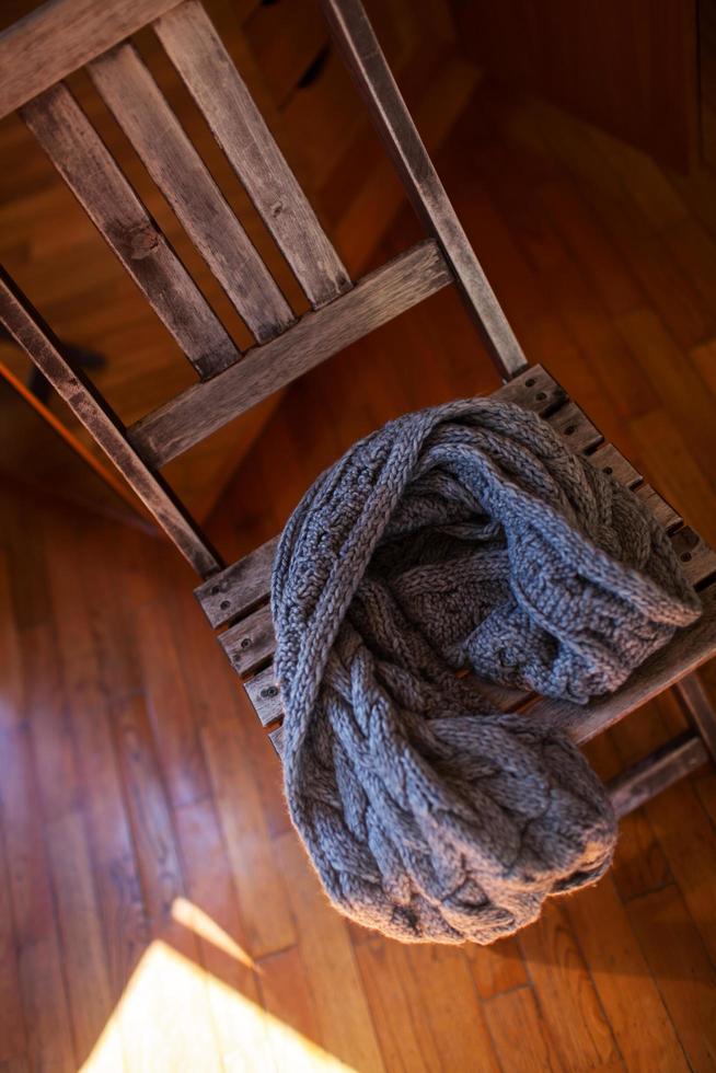 bufanda de lana tumbado en una silla de madera foto