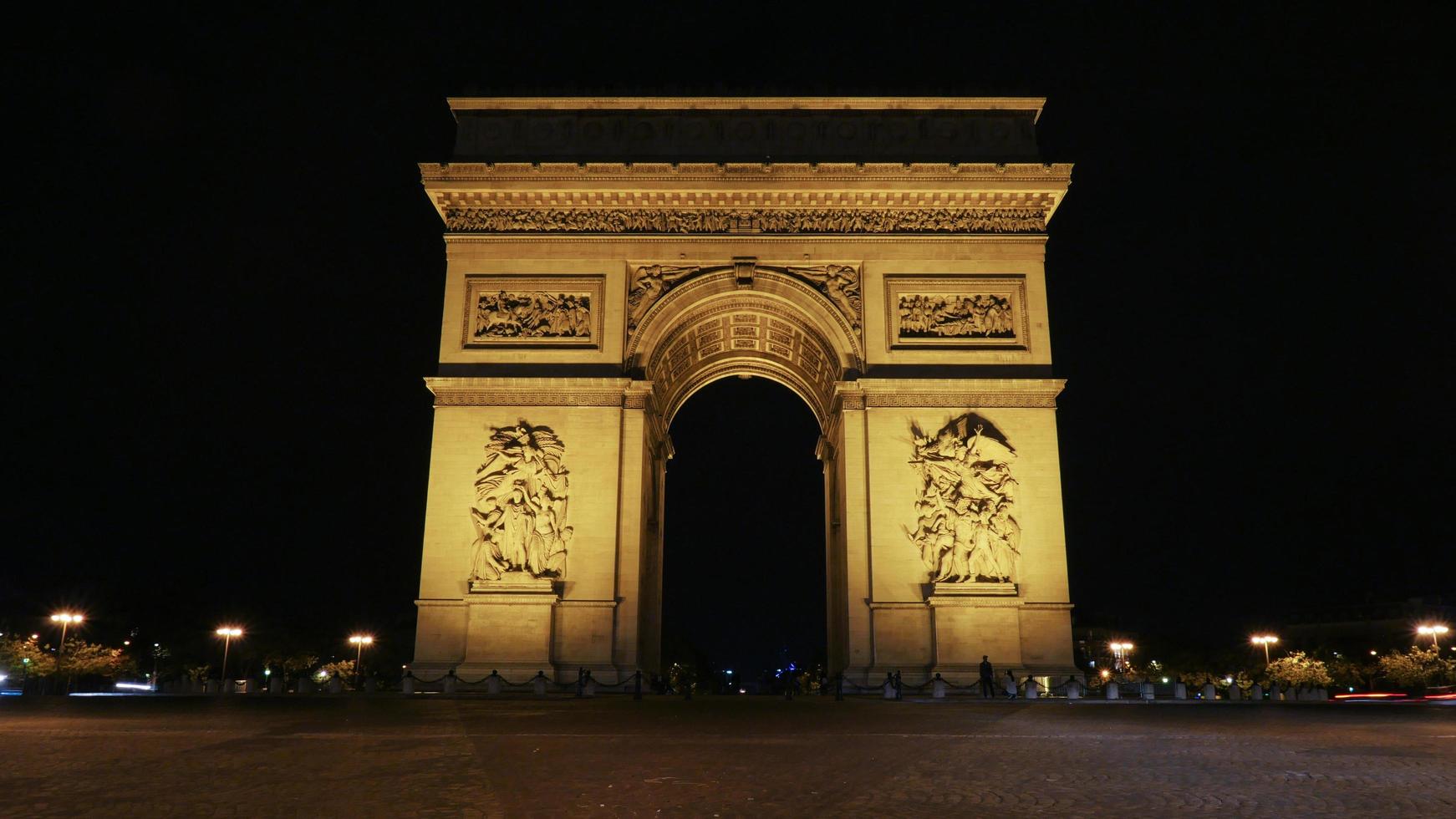 París, Francia, 2020 - Arco de los Campos Elíseos por la noche foto