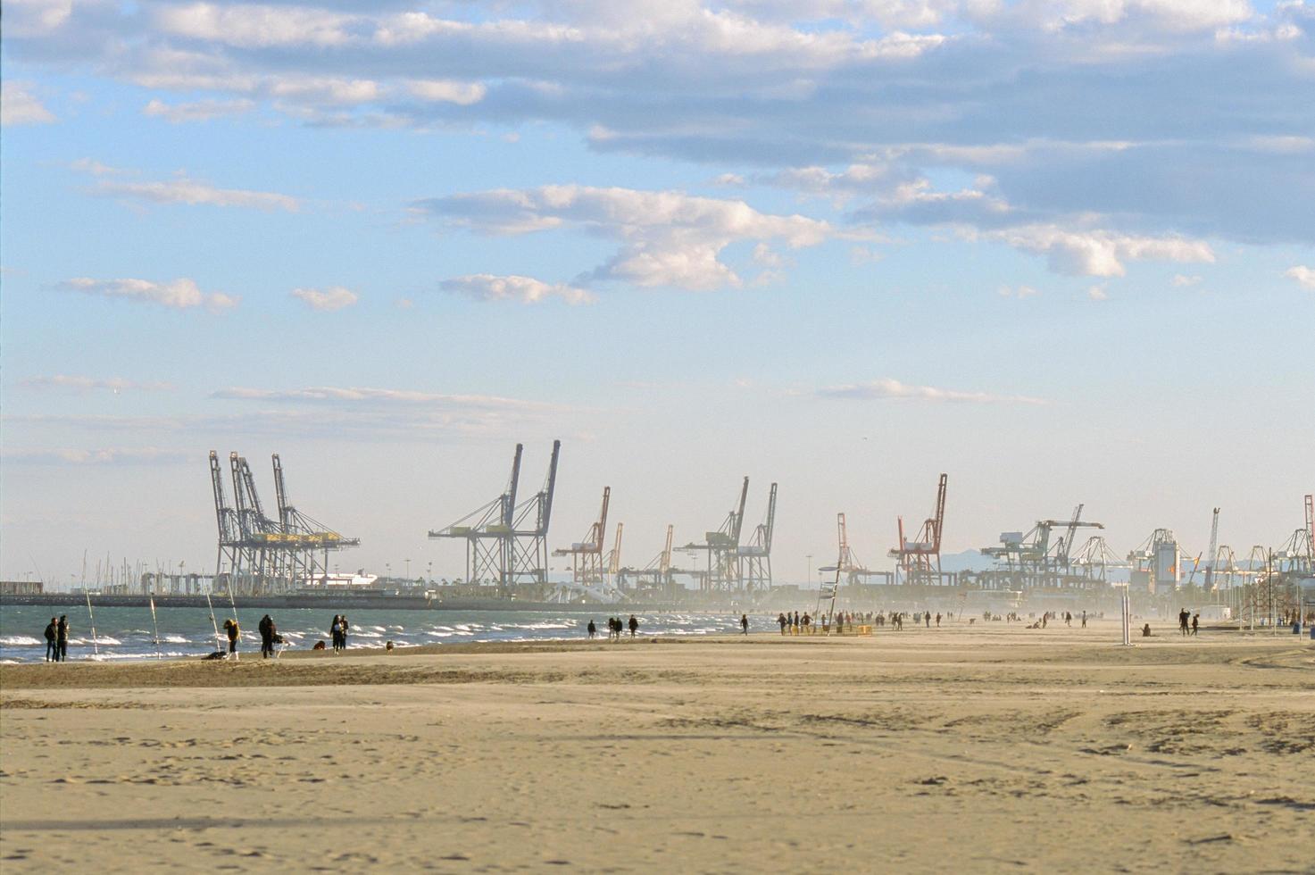 valencia, españa, 2020 - playa y puerto industrial de valencia foto