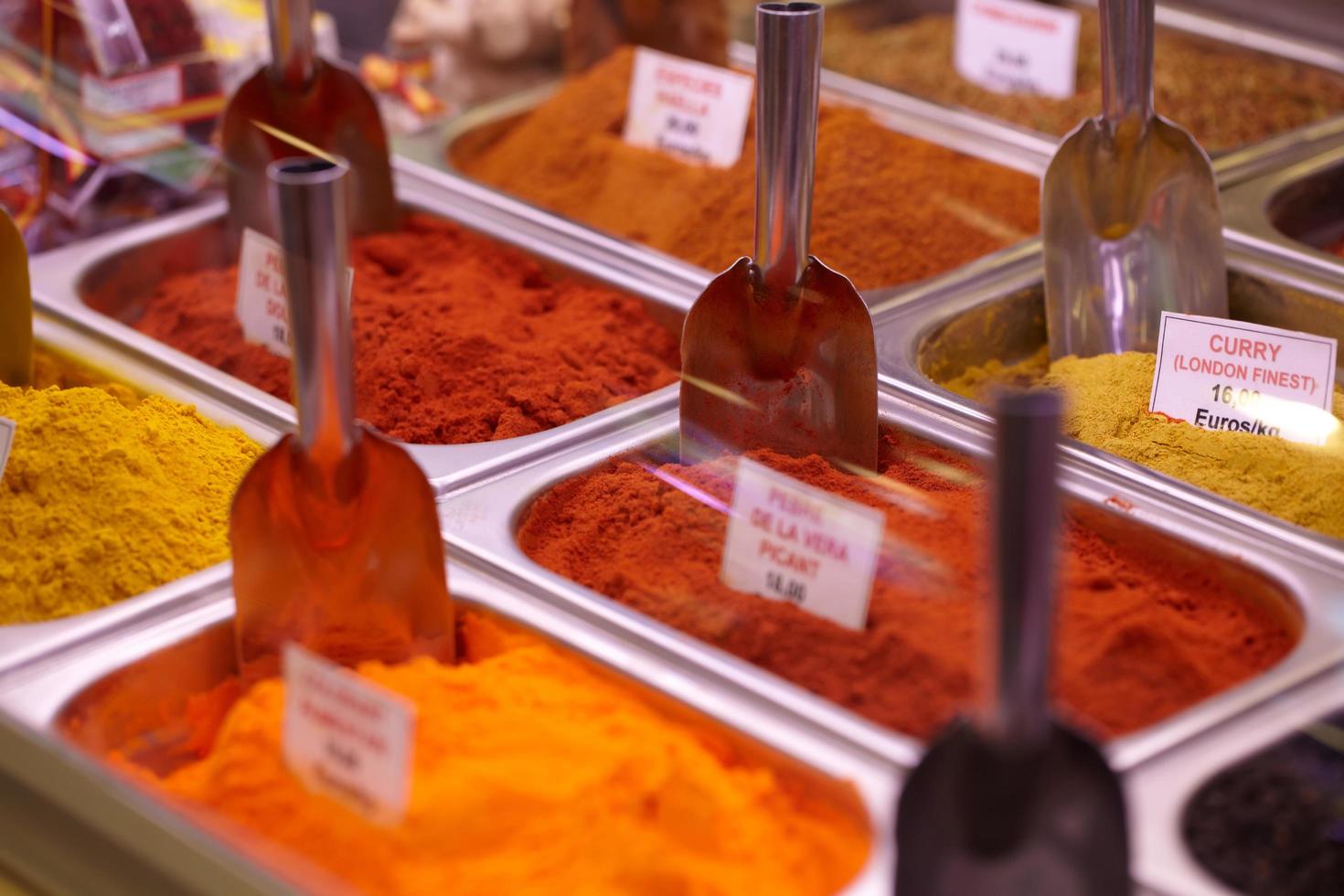 especias tradicionales en el mercado foto