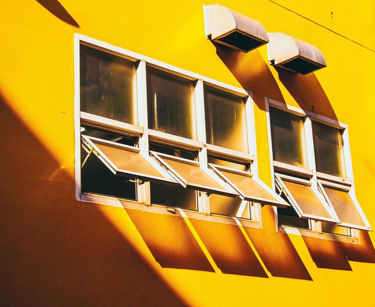 pared amarilla con ventanas de vidrio foto