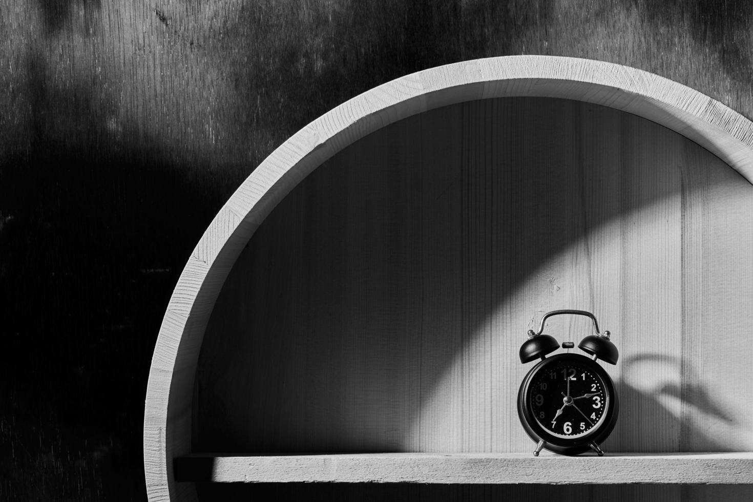 blanco y negro de un reloj despertador foto