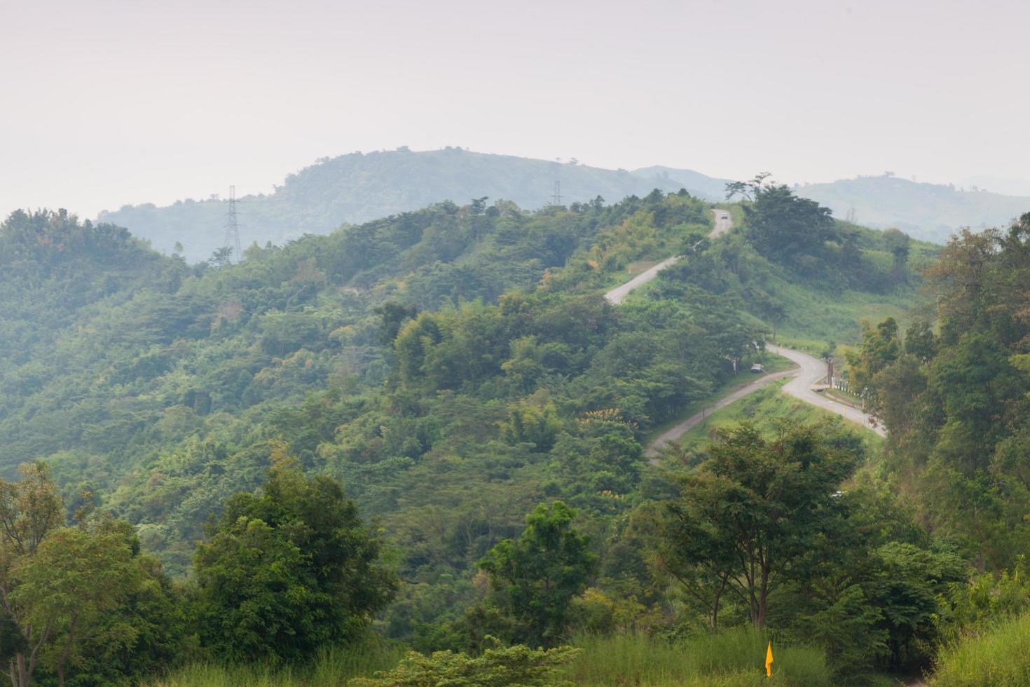 carreteras con curvas en una montaña en tailandia foto