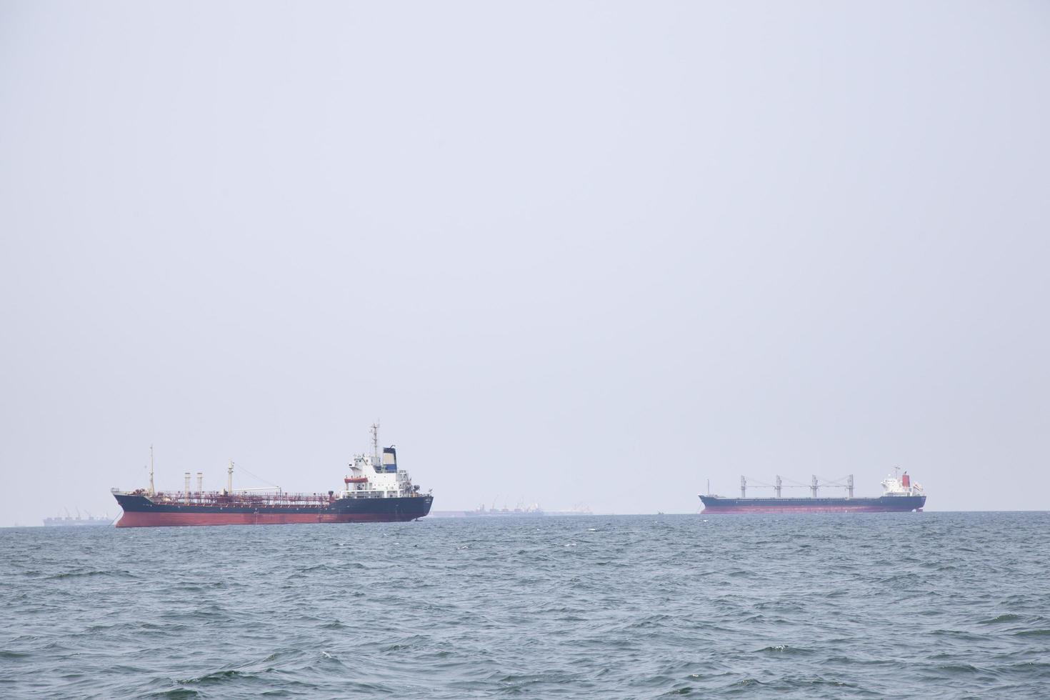 grandes buques de carga en el mar foto