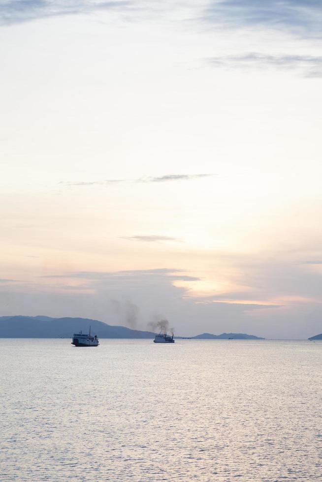 barcos en el mar al atardecer foto