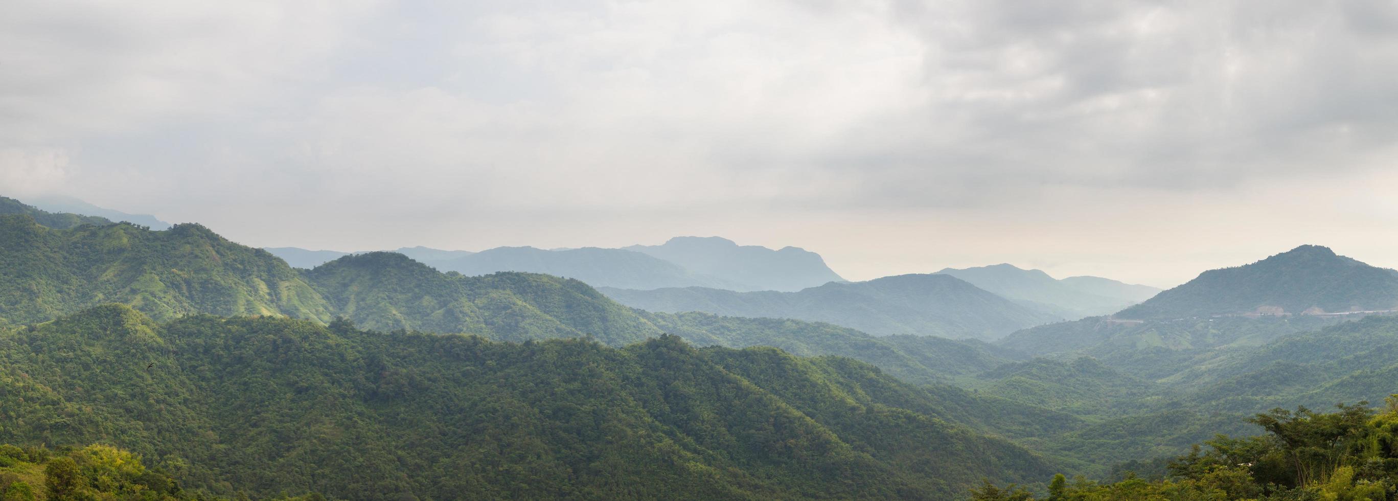 bosques y montañas en tailandia foto