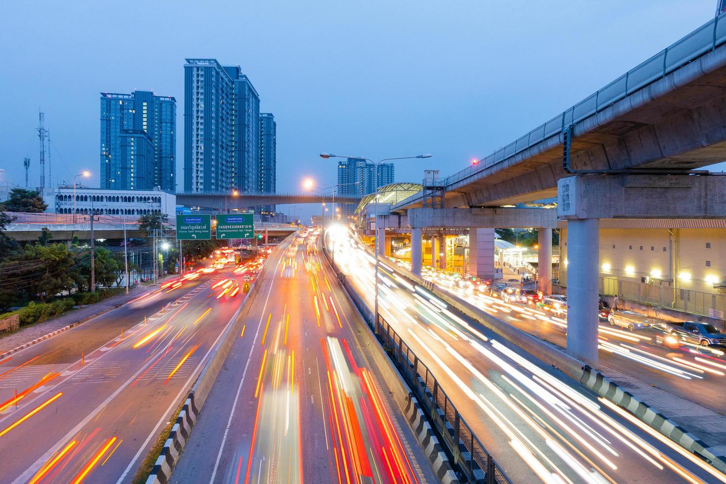 luces de coches en movimiento en bangkok foto
