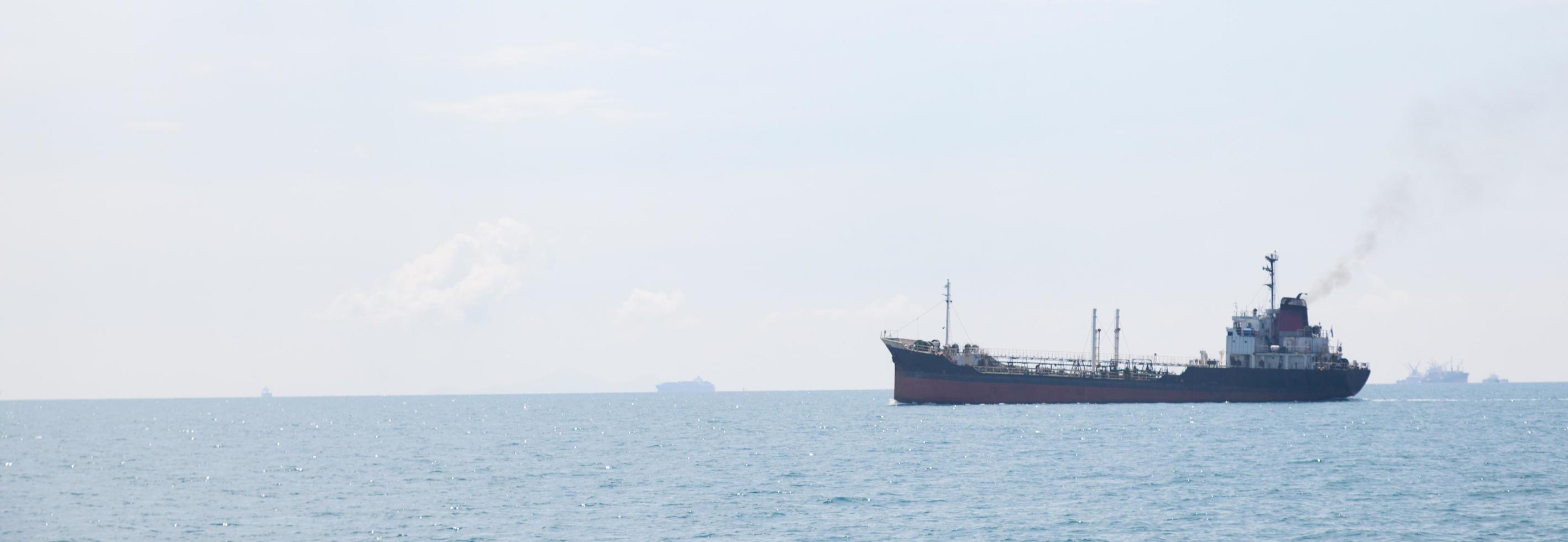 gran carguero en el mar foto