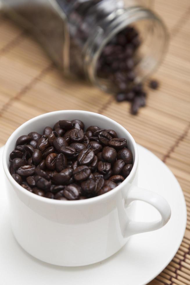 granos de café tostados en la mesa foto