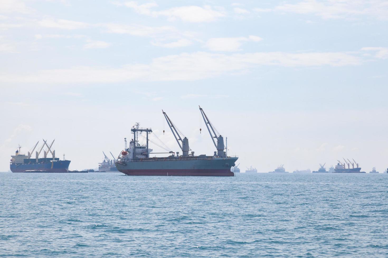grandes buques de carga en el mar foto