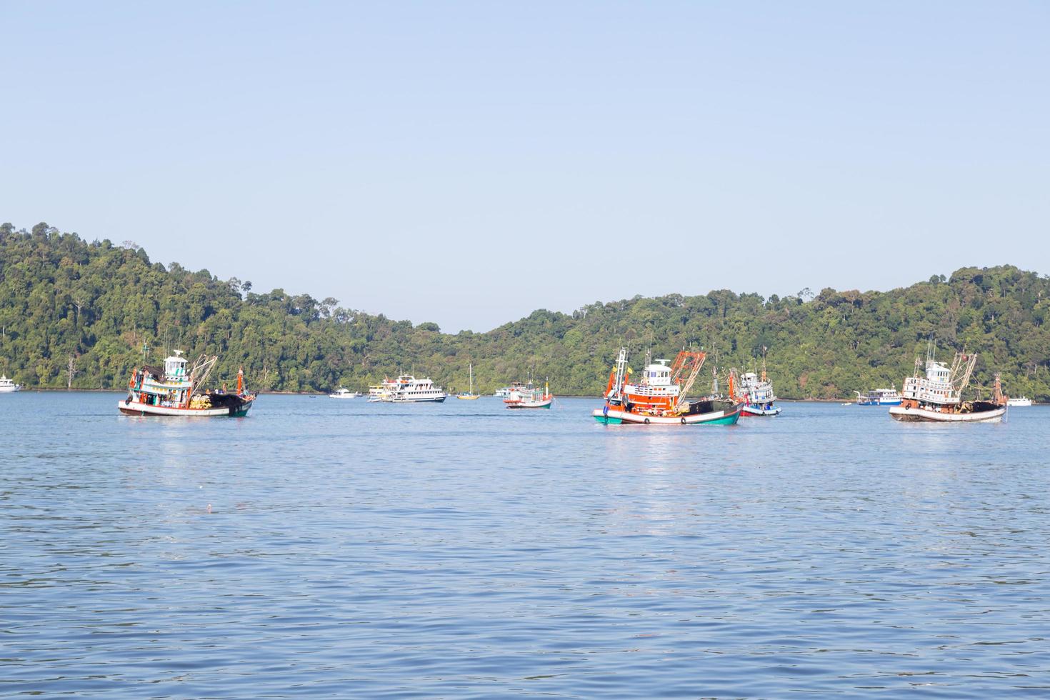 barcos de pesca en el mar foto