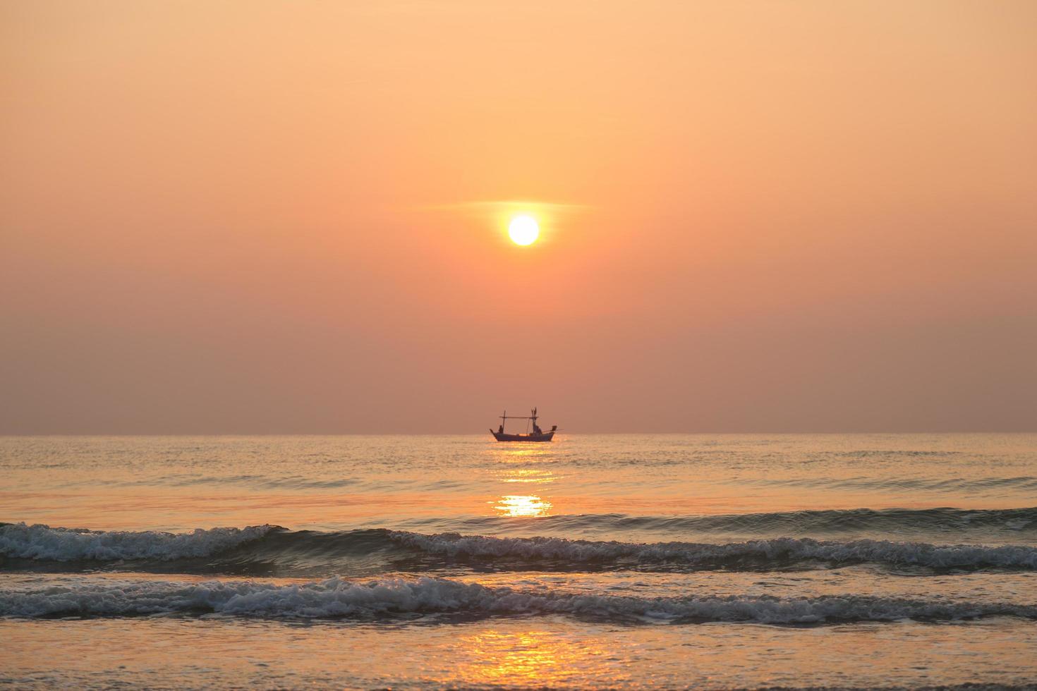 barco de pesca en el mar al amanecer foto