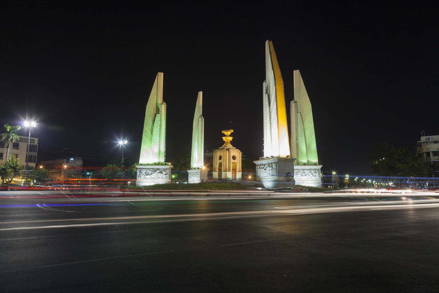 Monumento a la democracia en Bangkok por la noche foto