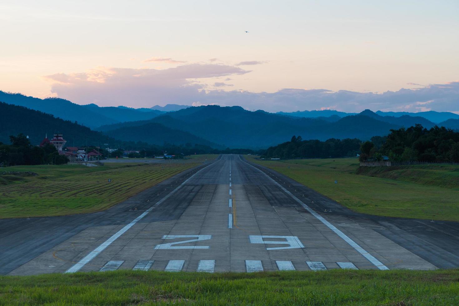 pista del aeropuerto al atardecer foto