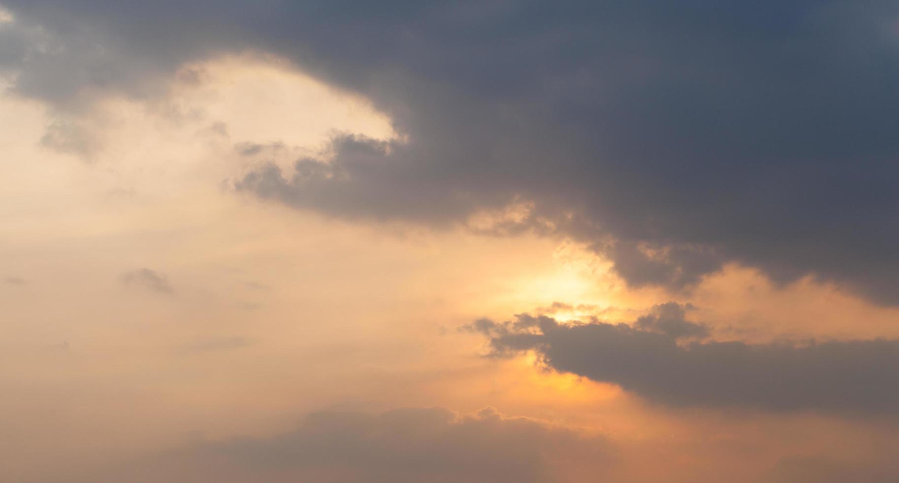 nubes al atardecer foto