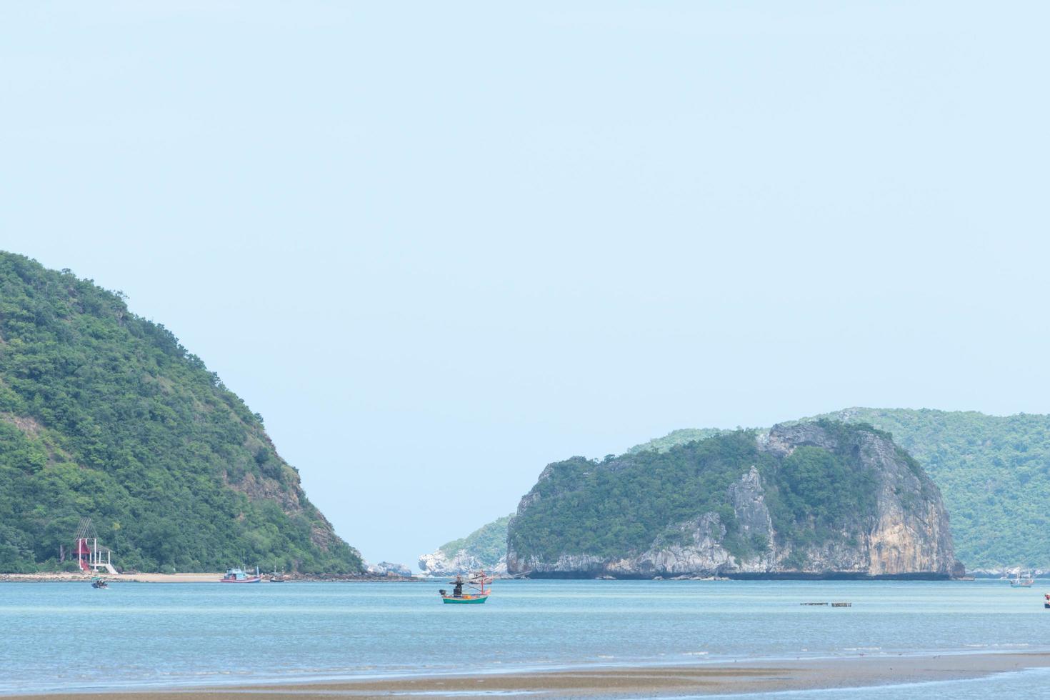 Pequeños barcos de pesca en el mar en Tailandia foto
