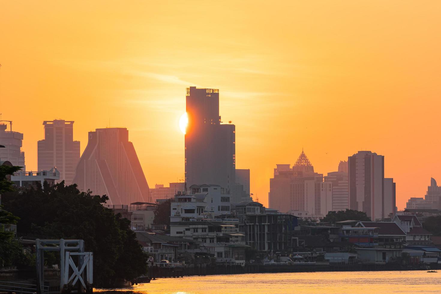 amanecer sobre la ciudad de bangkok foto