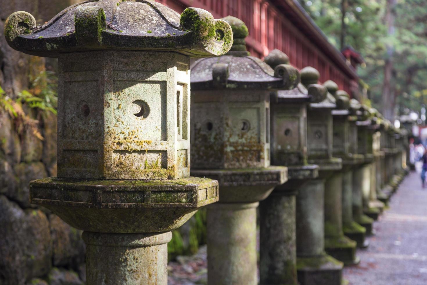 linternas de piedra antiguas en japón foto