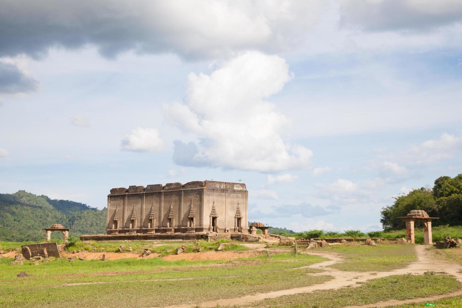 ruinas de un antiguo templo en tailandia foto