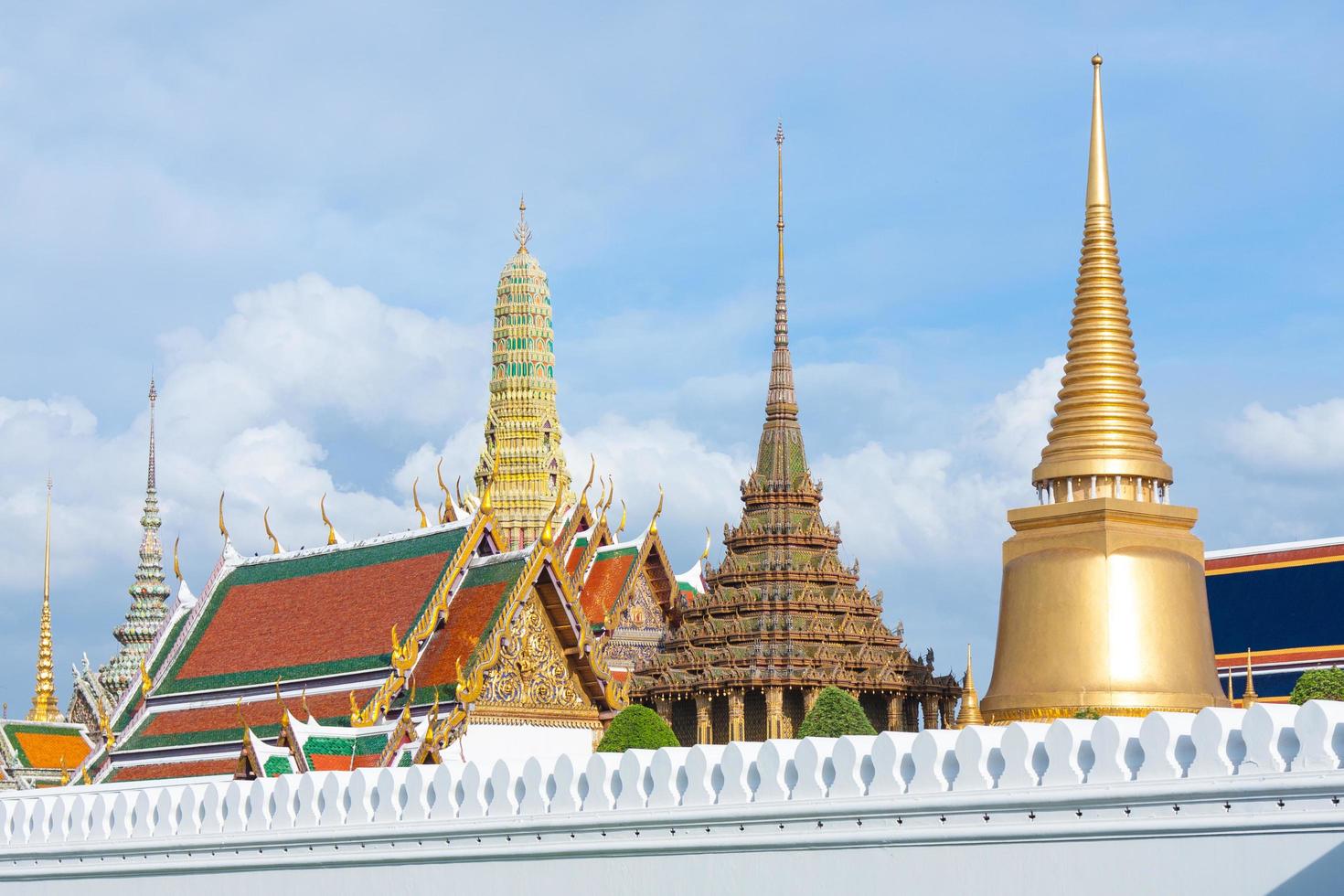 pagoda en wat phra kaew en tailandia foto