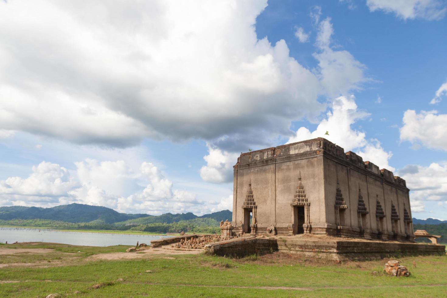 ruinas de un antiguo templo en tailandia foto