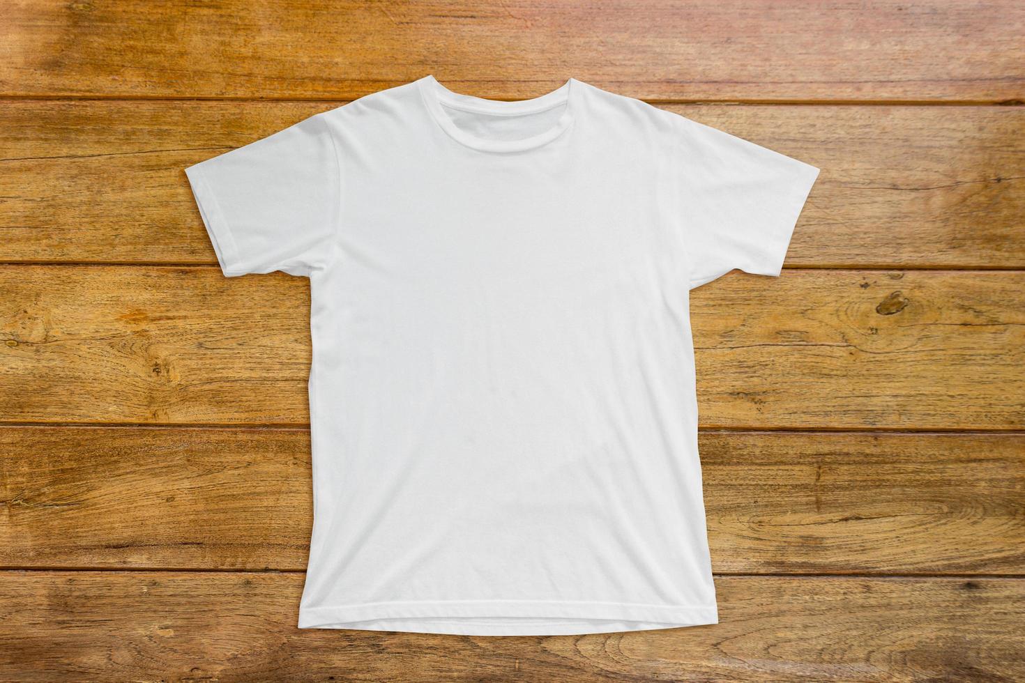 camiseta blanca sobre fondo de madera para plantilla de maqueta foto