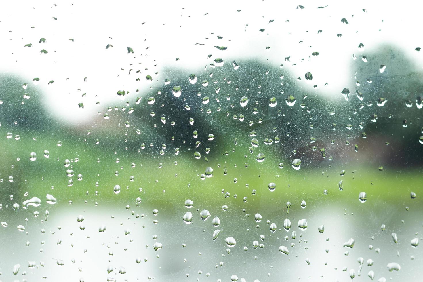 Gotas de agua en una ventana de textura o fondo foto