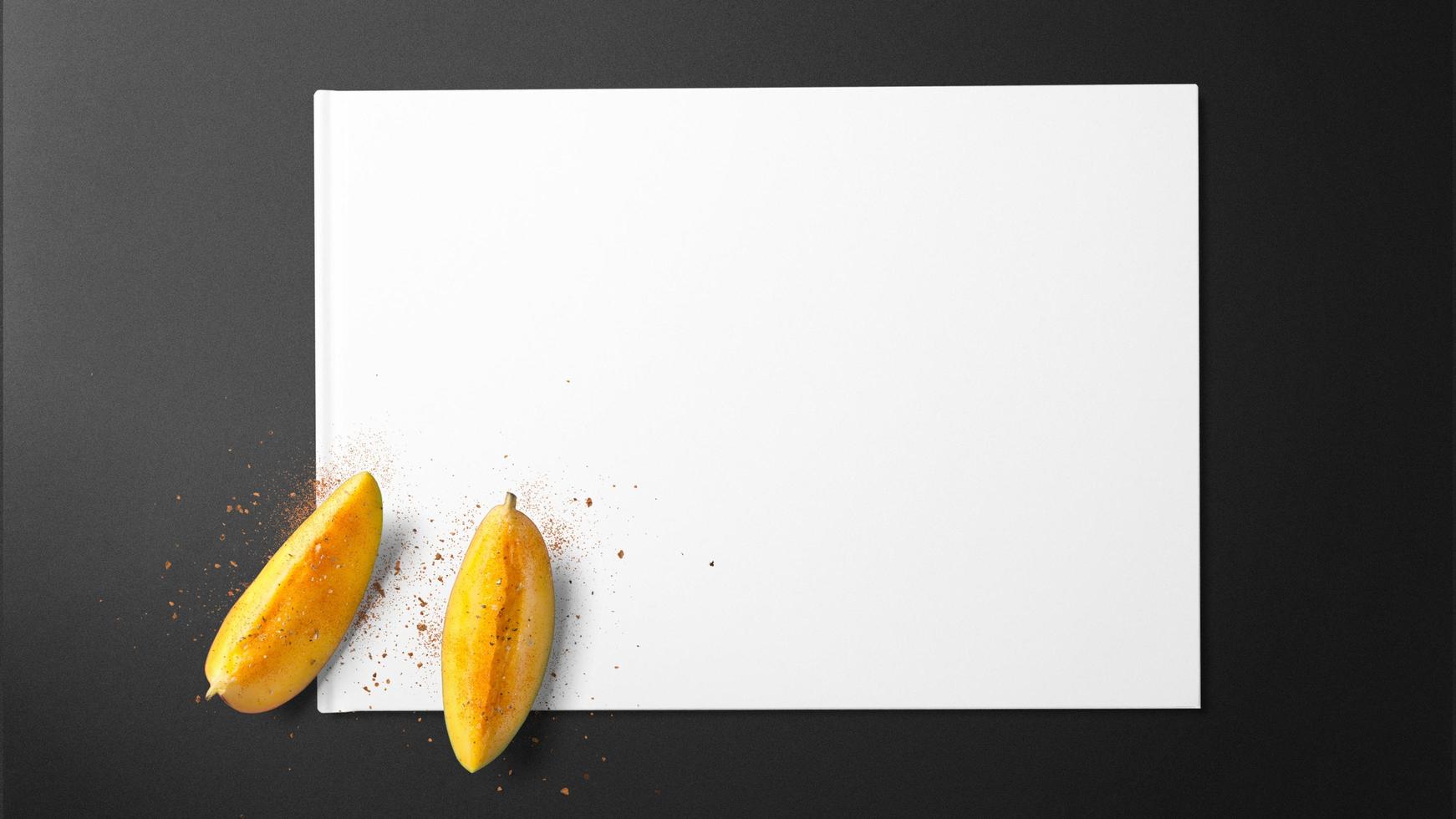 Rodajas de mango con especias sobre papel blanco sobre fondo negro foto