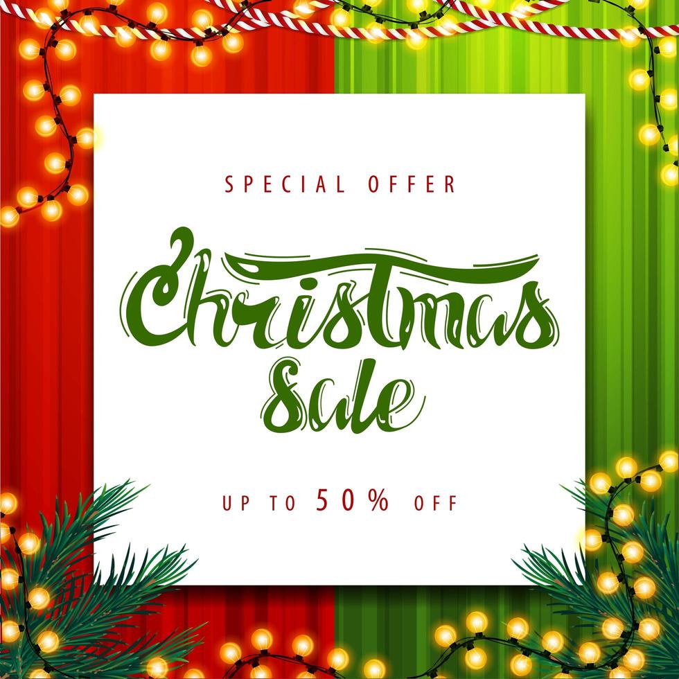 oferta especial, rebajas navideñas, hasta 50 de descuento. Banner de descuento cuadrado rojo y verde con guirnalda navideña y hoja de papel blanco vector