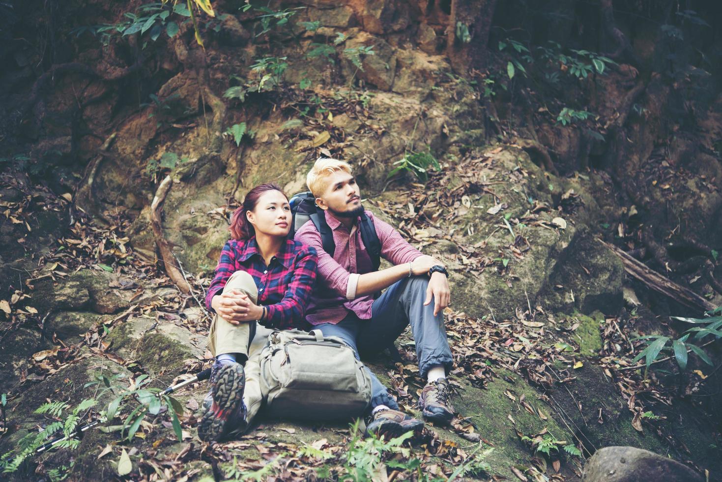 joven pareja de turistas caminando en el bosque foto