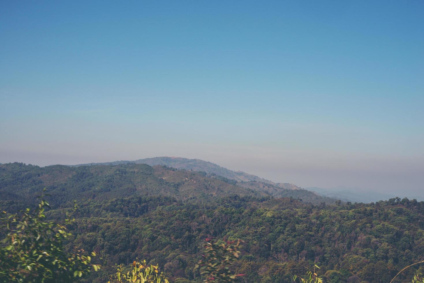 montañas bajo la niebla de la mañana foto