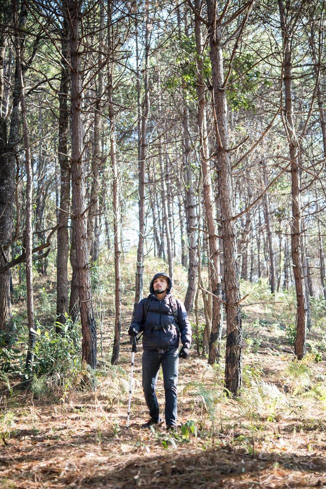 joven que viaja con una mochila en la naturaleza foto