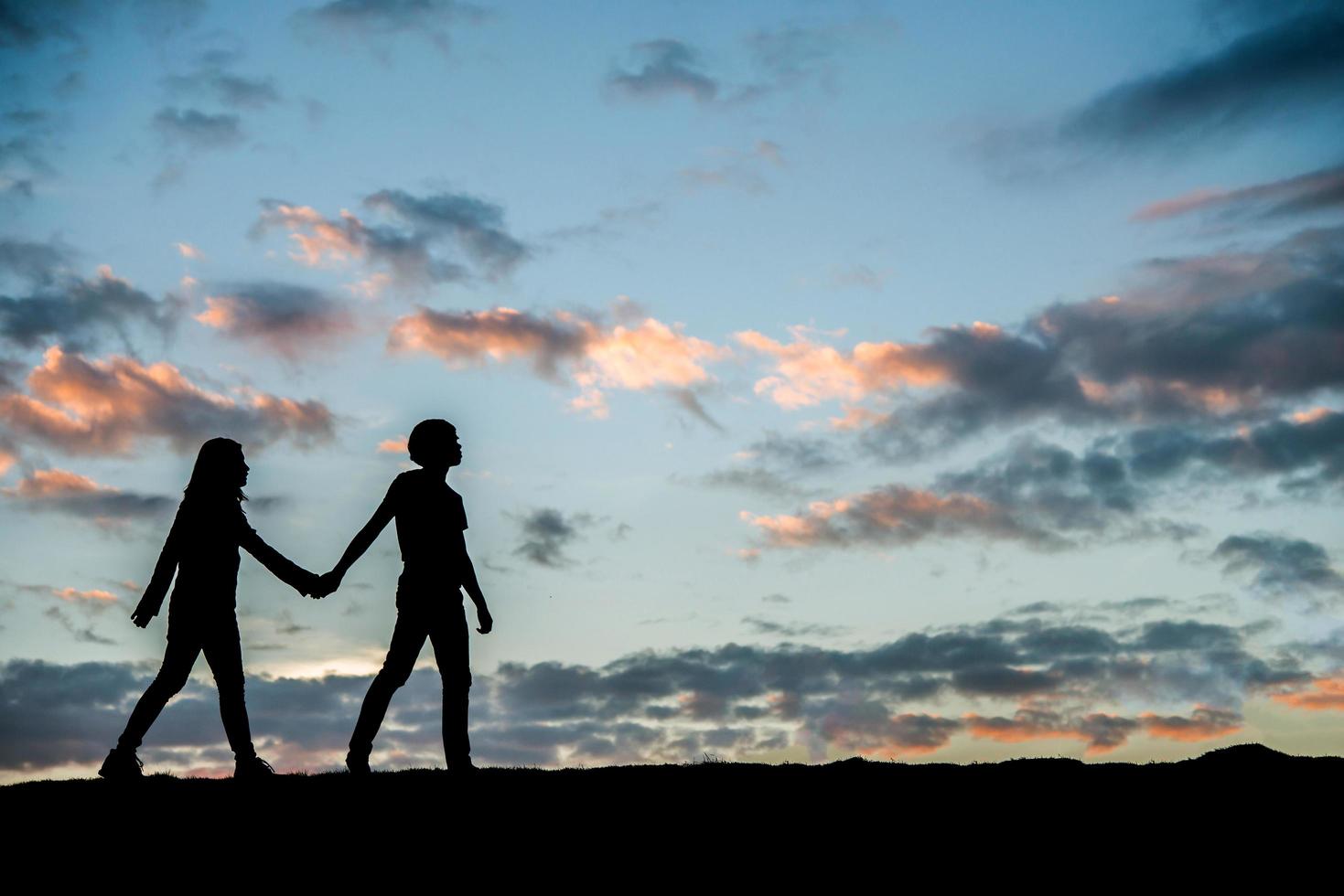 silueta, de, un, pareja, juntos, contra, hermoso, ocaso foto