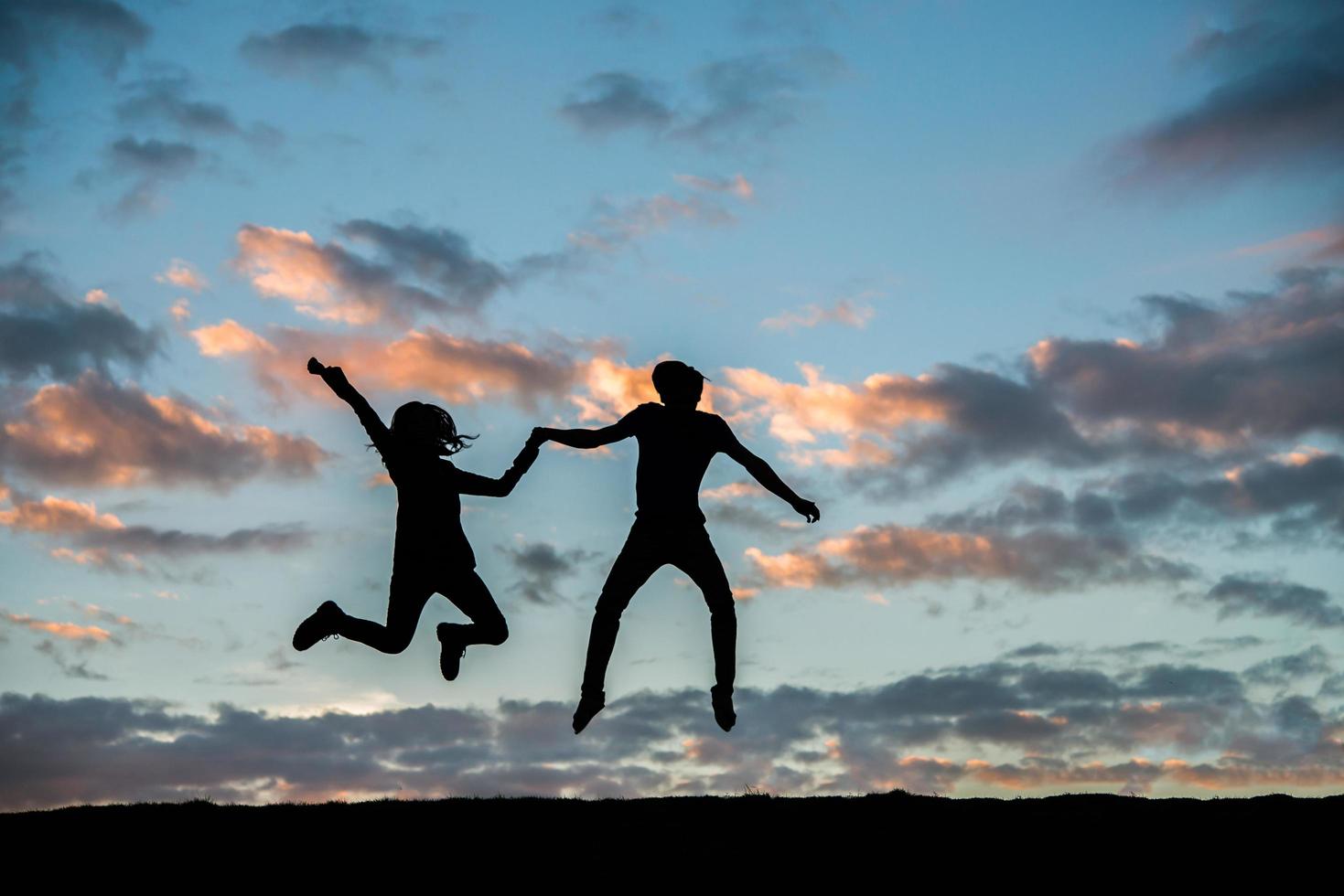 silueta, de, un, pareja, juntos, contra, hermoso, ocaso foto