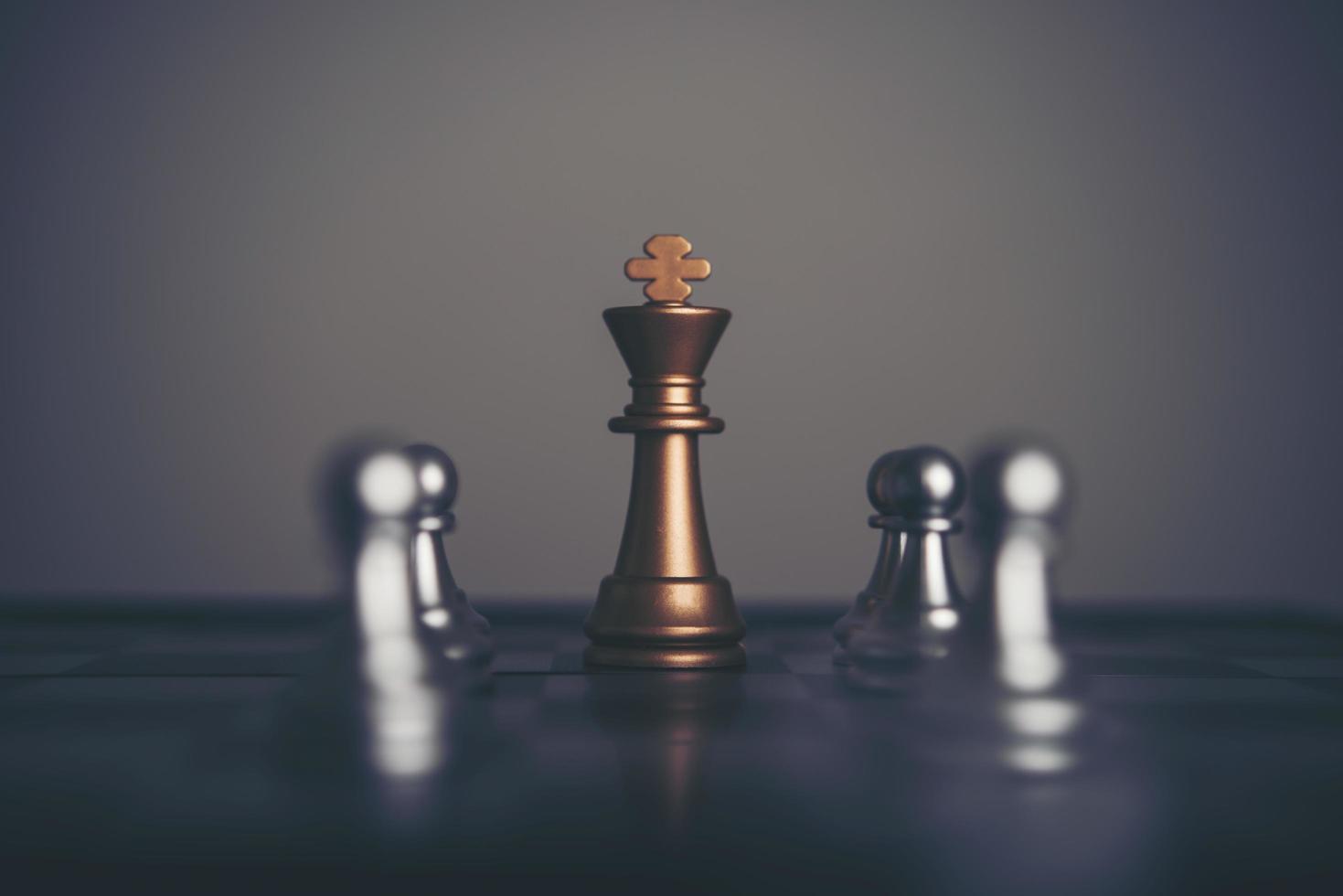 Configuración de ajedrez rey y caballero sobre fondo oscuro foto