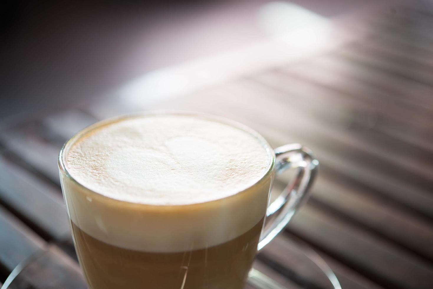 Close-up de taza de capuchino con patrón de leche en forma de corazón foto