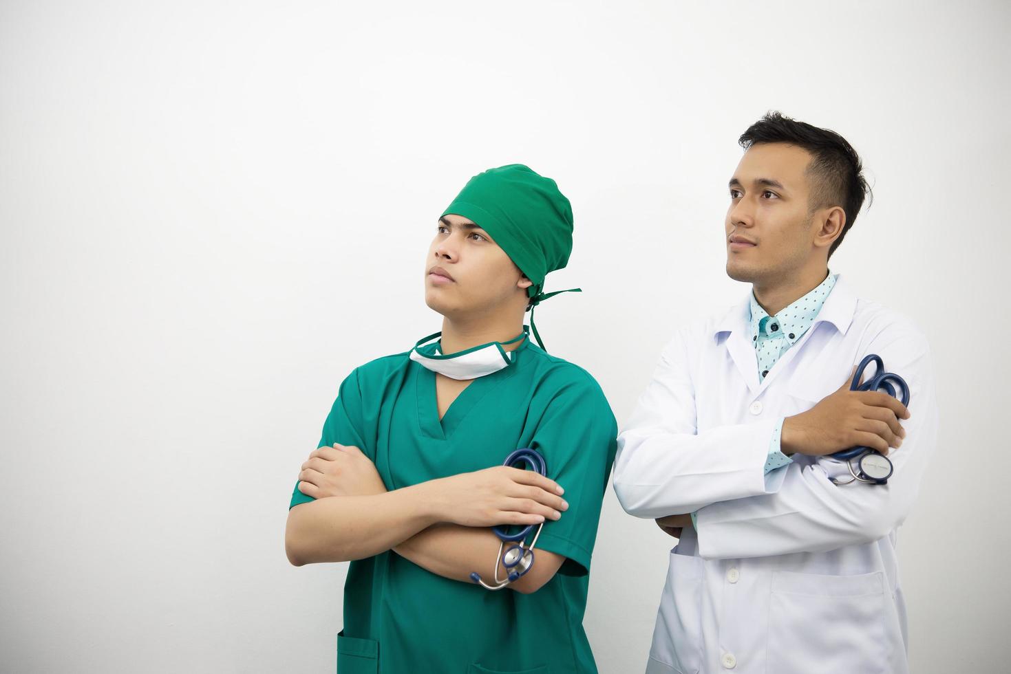 médicos masculinos y del equipo confiados en el consultorio médico. foto