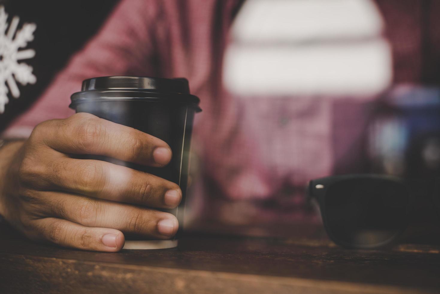 hombre hipster sosteniendo una taza de café foto