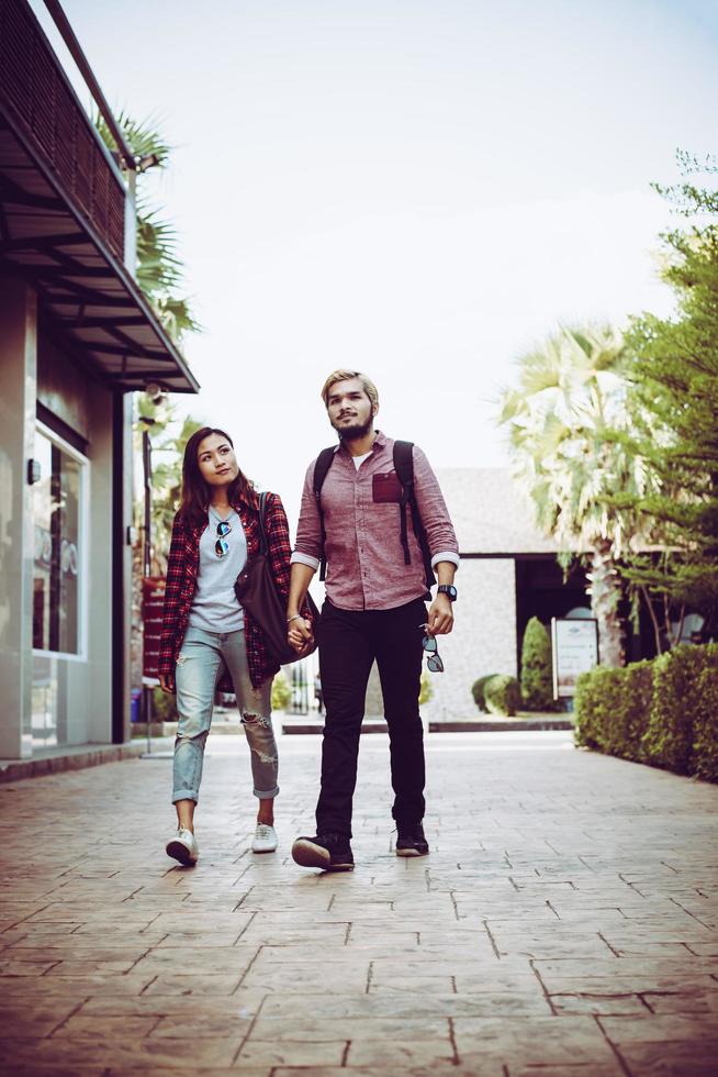 retrato, de, hipster, pareja, ambulante, en la calle foto