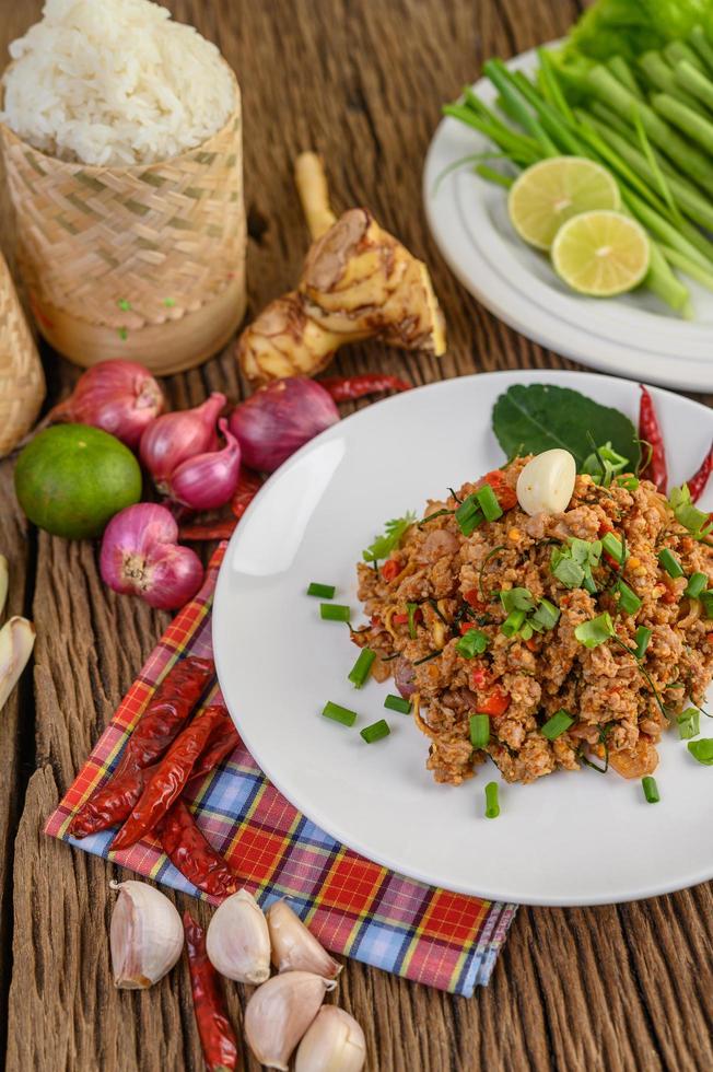 cerdo picado picante y una caja de arroz pegajoso foto