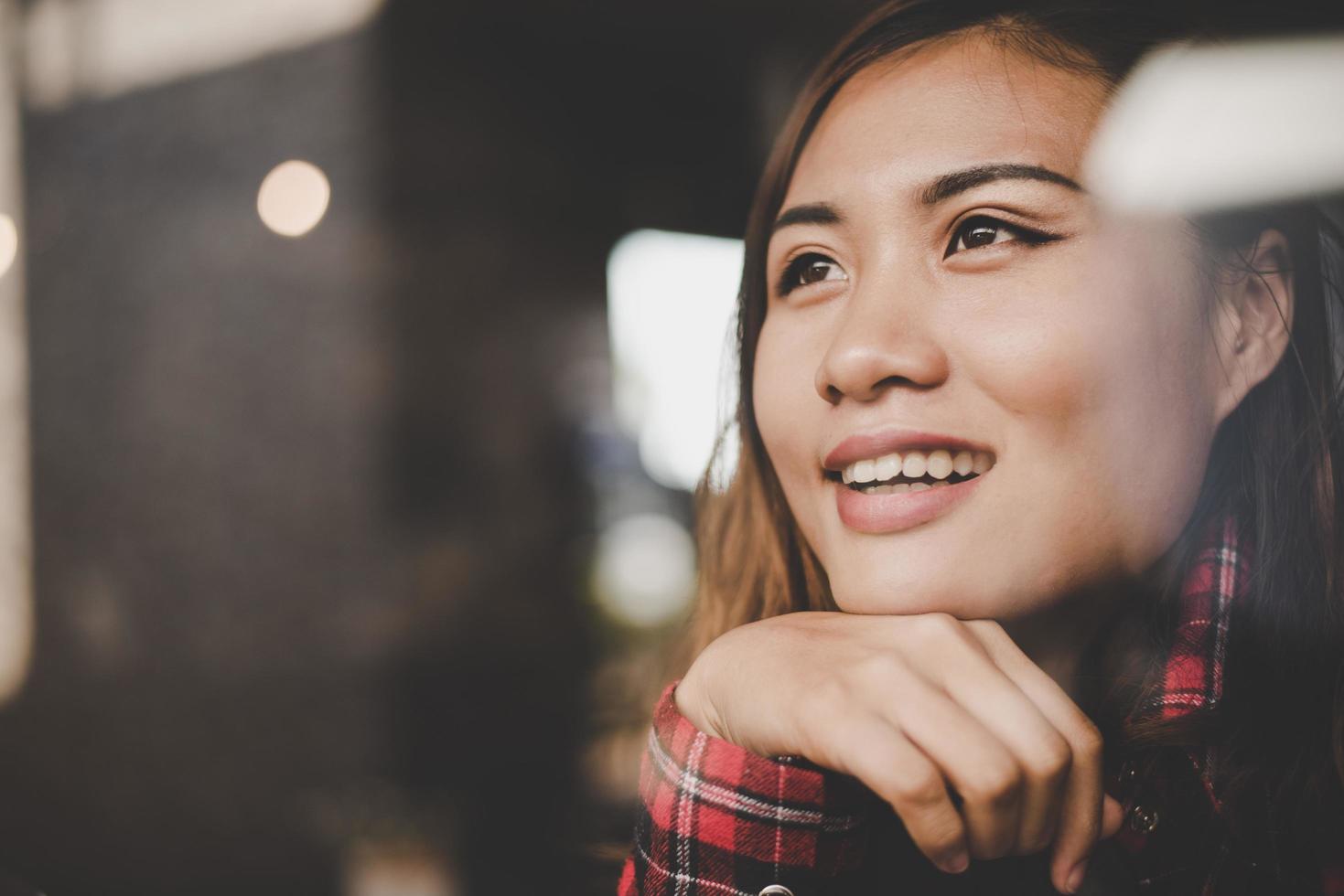 mujer feliz, relajante, en, un, café foto