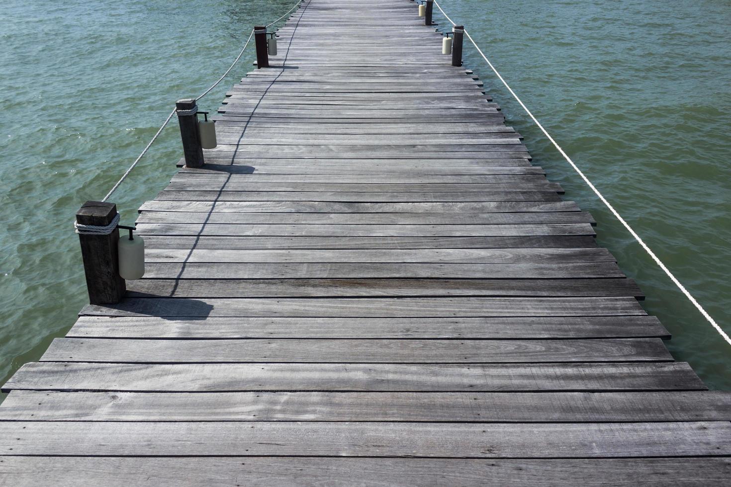 Muelle de madera sobre el agua de fondo foto